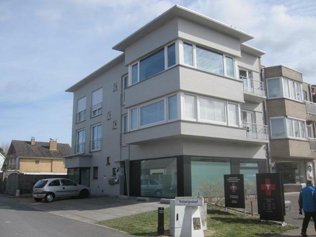 Zonnig Appartement Met 3 Slaapkamers En Gratis Parking Oostduinkerke-Bad Buitenkant foto